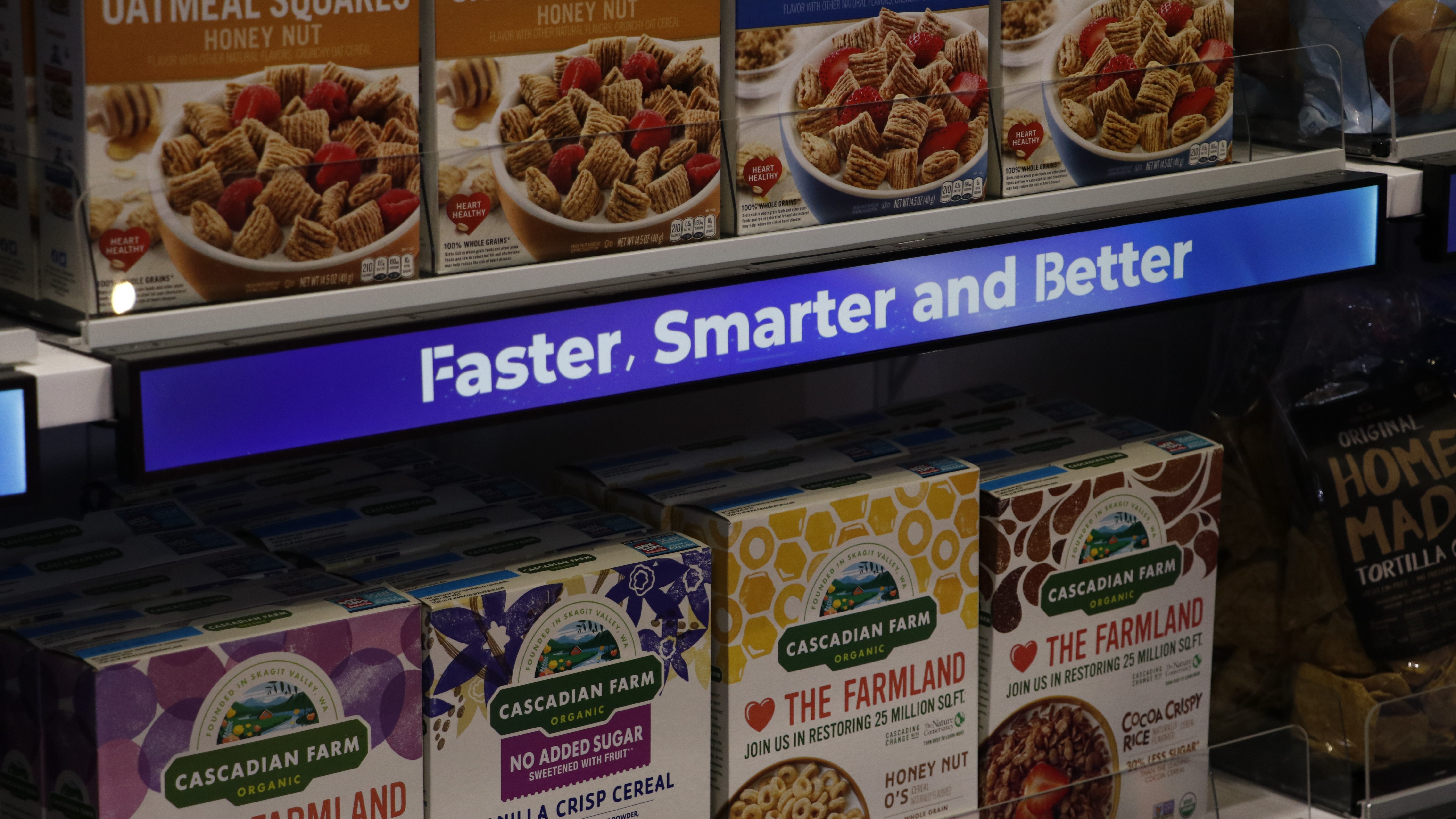 Lumina Edge LCD electronic shelf label at the NRF2023 event on Hanshow booth.